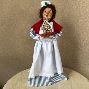 Byers’ Choice Ltd. Woman Holding Gingerbread House vintage 1997
